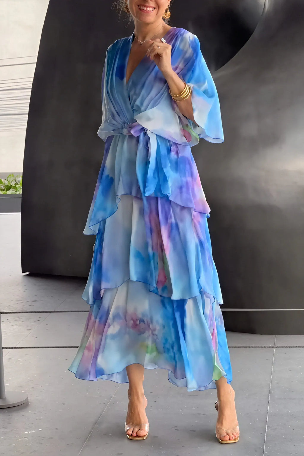 Anmutiges Kleid mit fließendem, mehrlagigem Rock