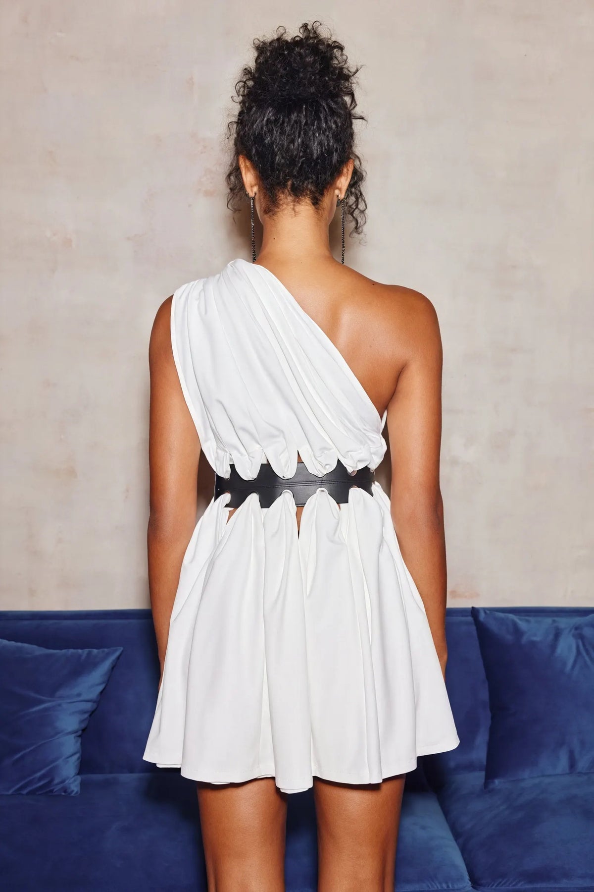 Asymmetrisches Kleid mit Taillengürtel