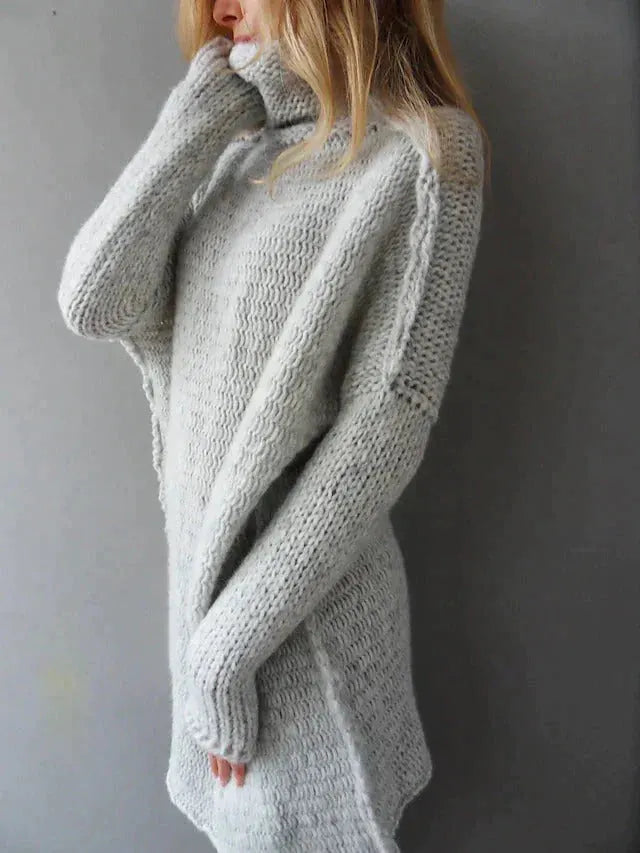 - Grauer übergroßer Pullover mit Rollkragen