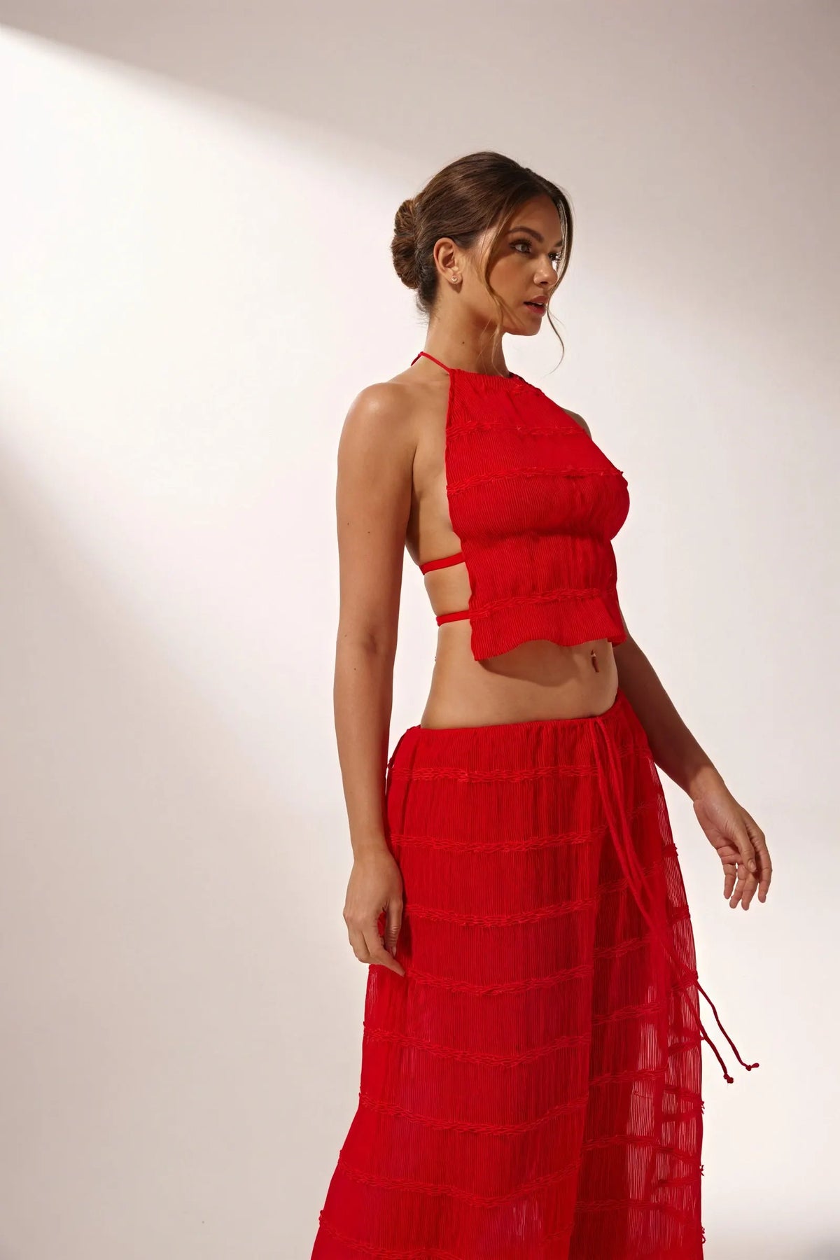 Fließendes Ensemble mit Halterneck-Top