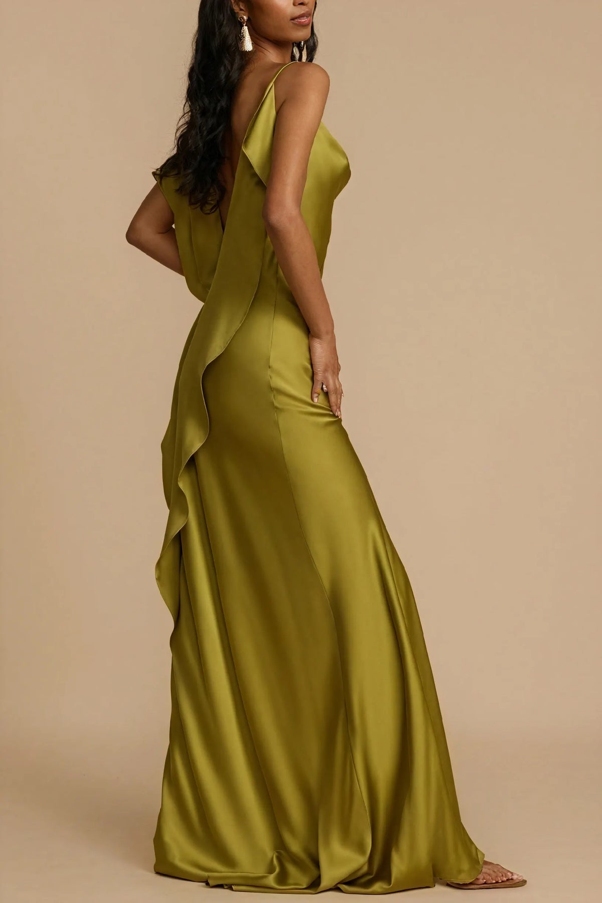 Fließendes Kleid mit hohem Schlitz