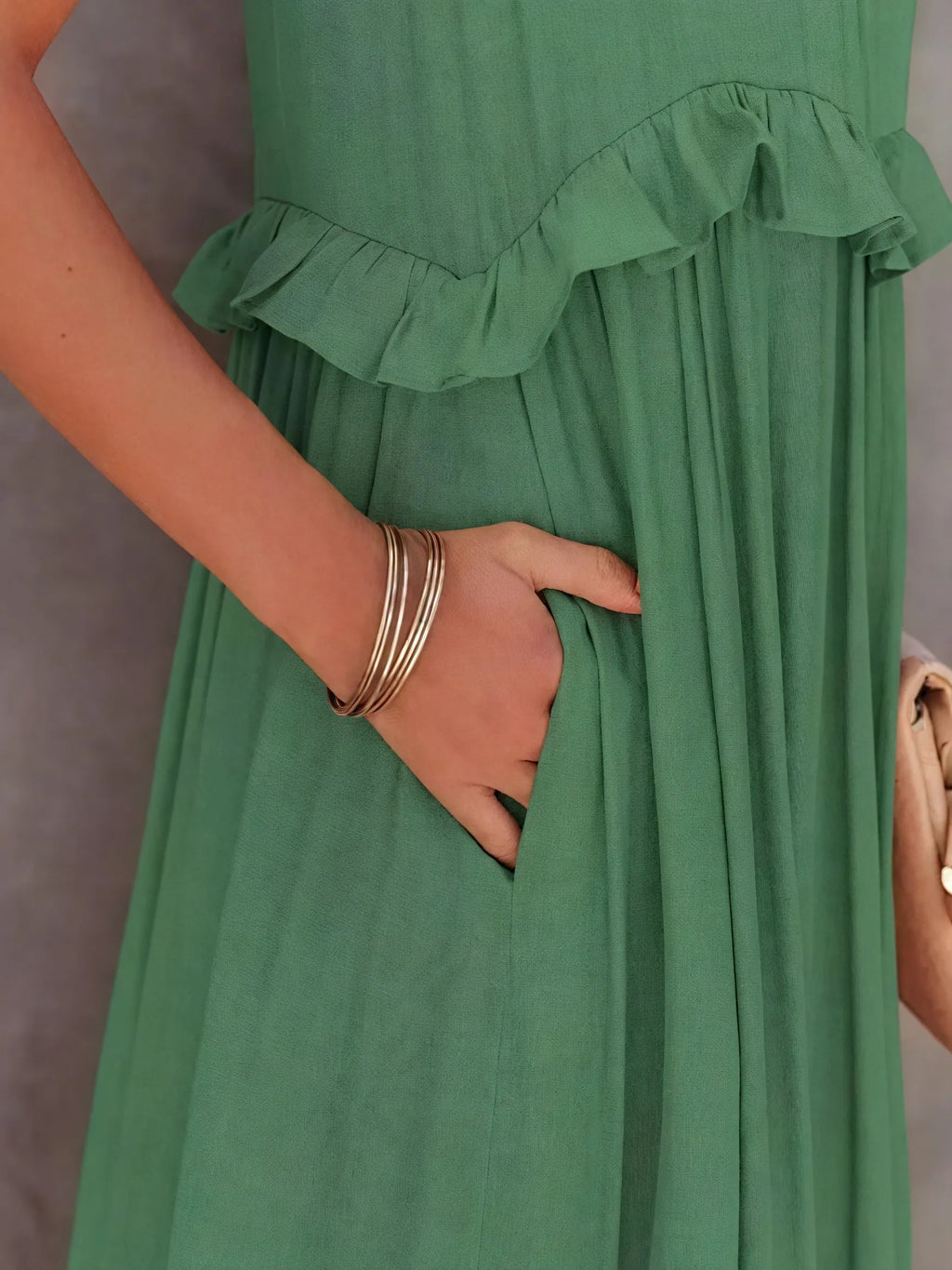 Fließendes Halter-Maxikleid mit zarten Rüschen