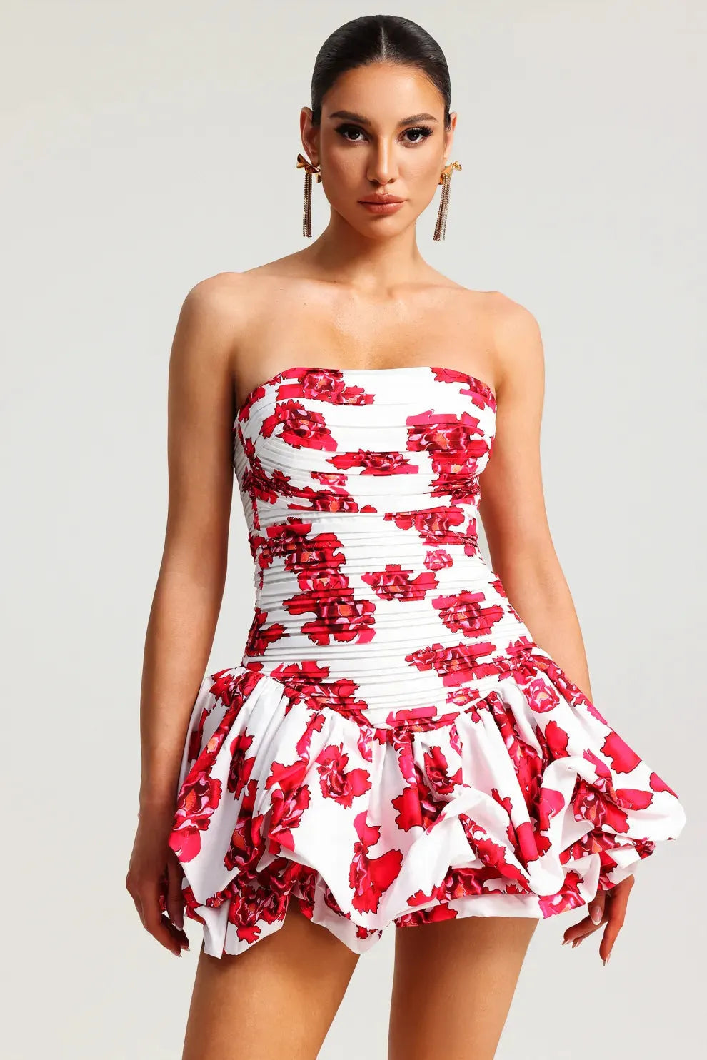 Trägerloses Blumenkleid – Strukturiertes Oberteil mit Volantrock