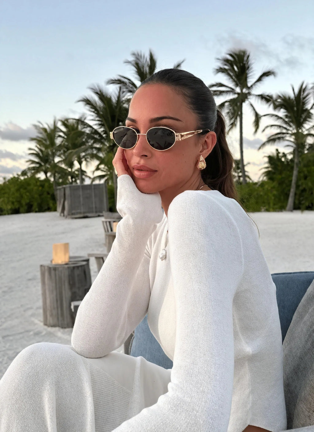Moderne Sonnenbrille mit ovalen Gläsern