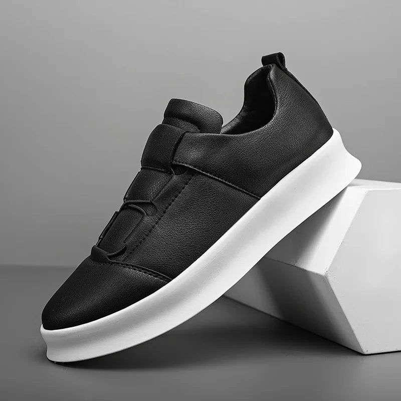 Moderne Leder-Sneaker mit niedrigem Schaft