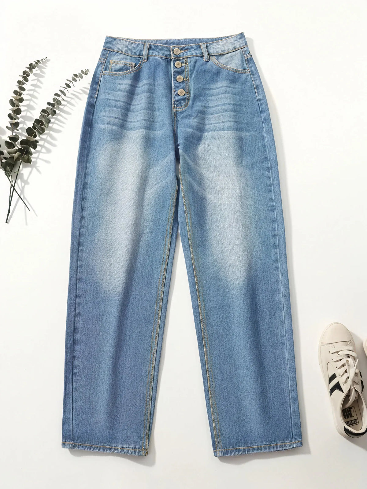 Loose Fit Jeans – Hellblau mit Knopfleiste & Umschlag