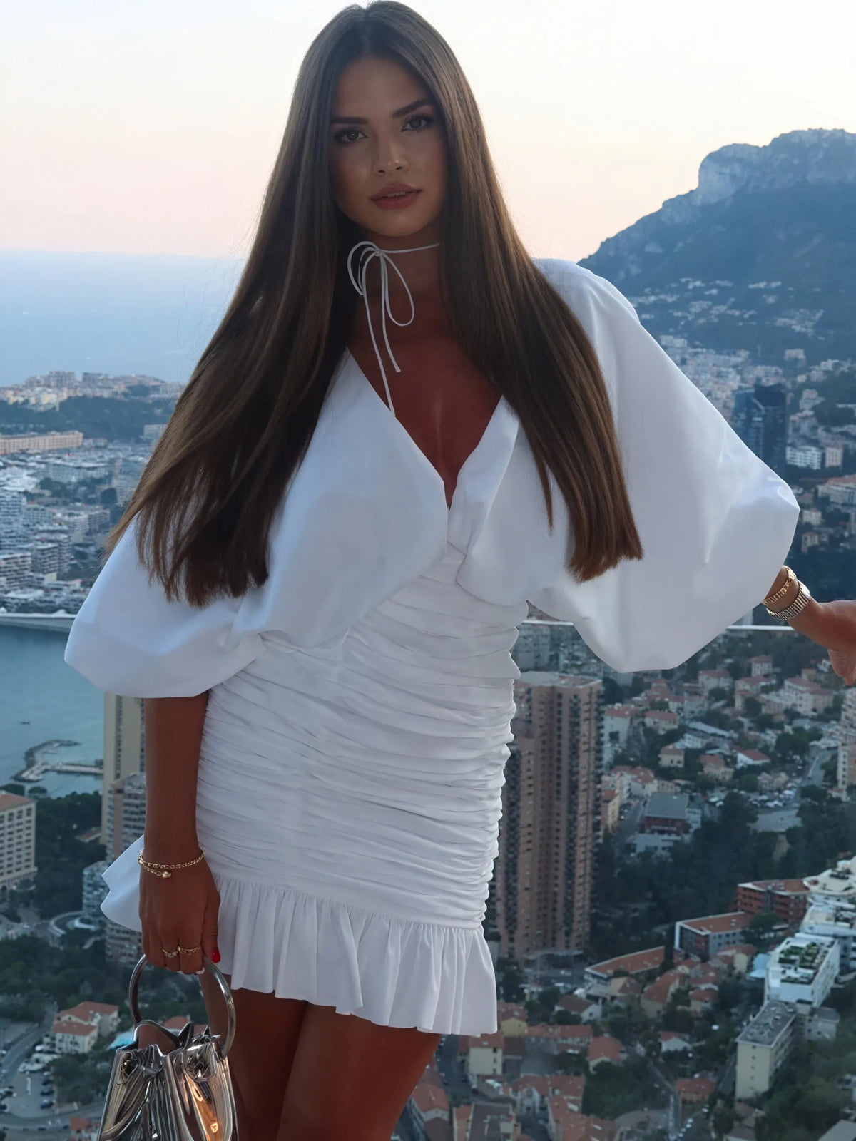 Mini-Kleid mit Rüschen und V-Ausschnitt