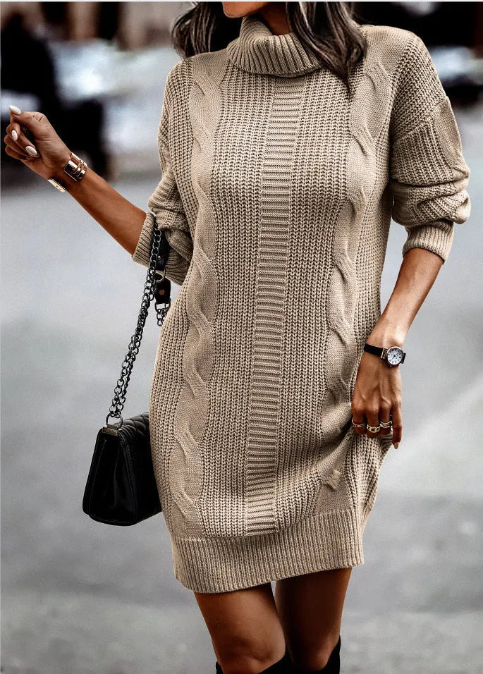- Beiges Strickkleid mit Rollkragen