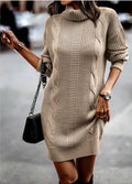 - Beiges Strickkleid mit Rollkragen