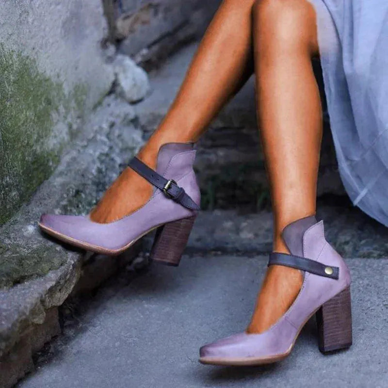 Damen Schuh mit Blockabsatz, breitem Absatz und verstellbarem Riemen