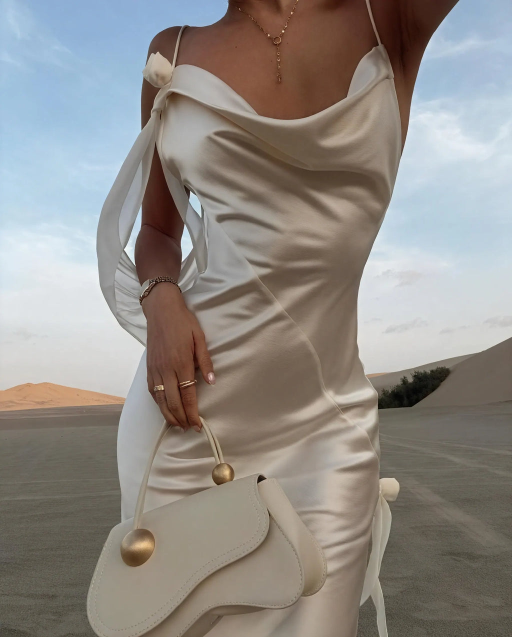 Satin Maxikleid – Wasserfallausschnitt, Spaghettiträger