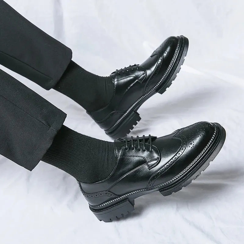 Modische Herrenschuhe Mit Brogue Design Und Robuster Sohle