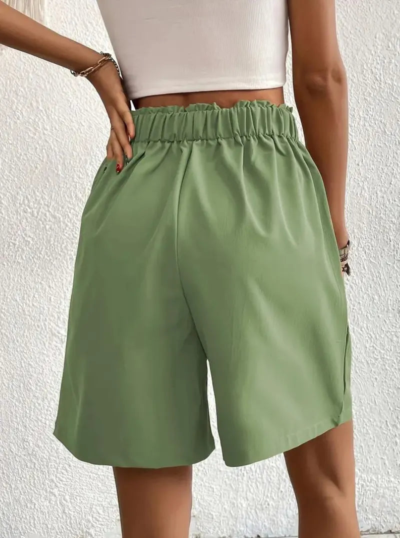 High-Waist Shorts – Bundfalten & Taschen