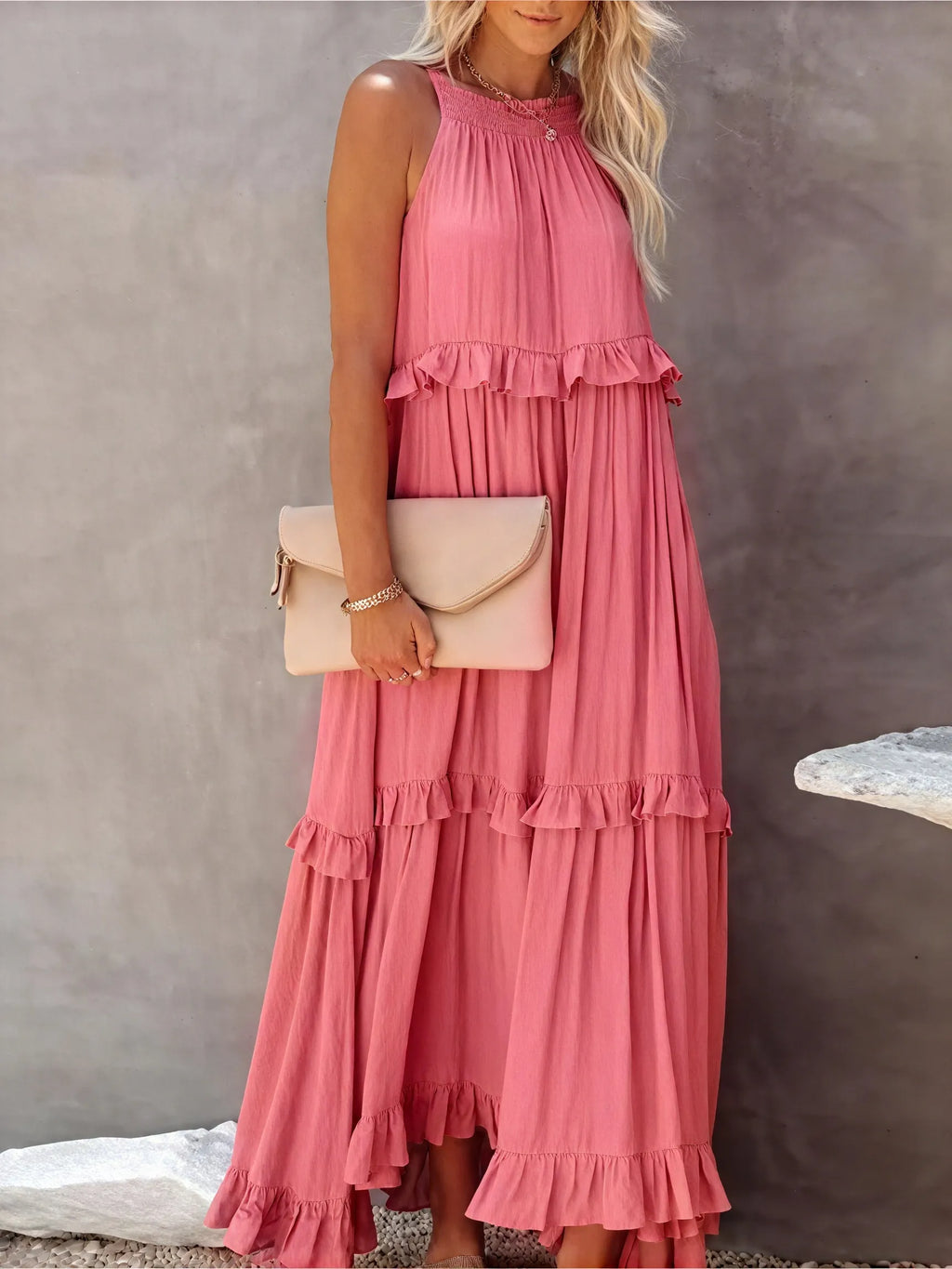 Fließendes Halter-Maxikleid mit zarten Rüschen