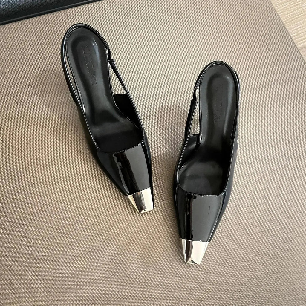 FEMKE | Slingback Hakken Van Patentleer Met Metalen Neus â€“ Elegant, Gedurfd, Verfijnd