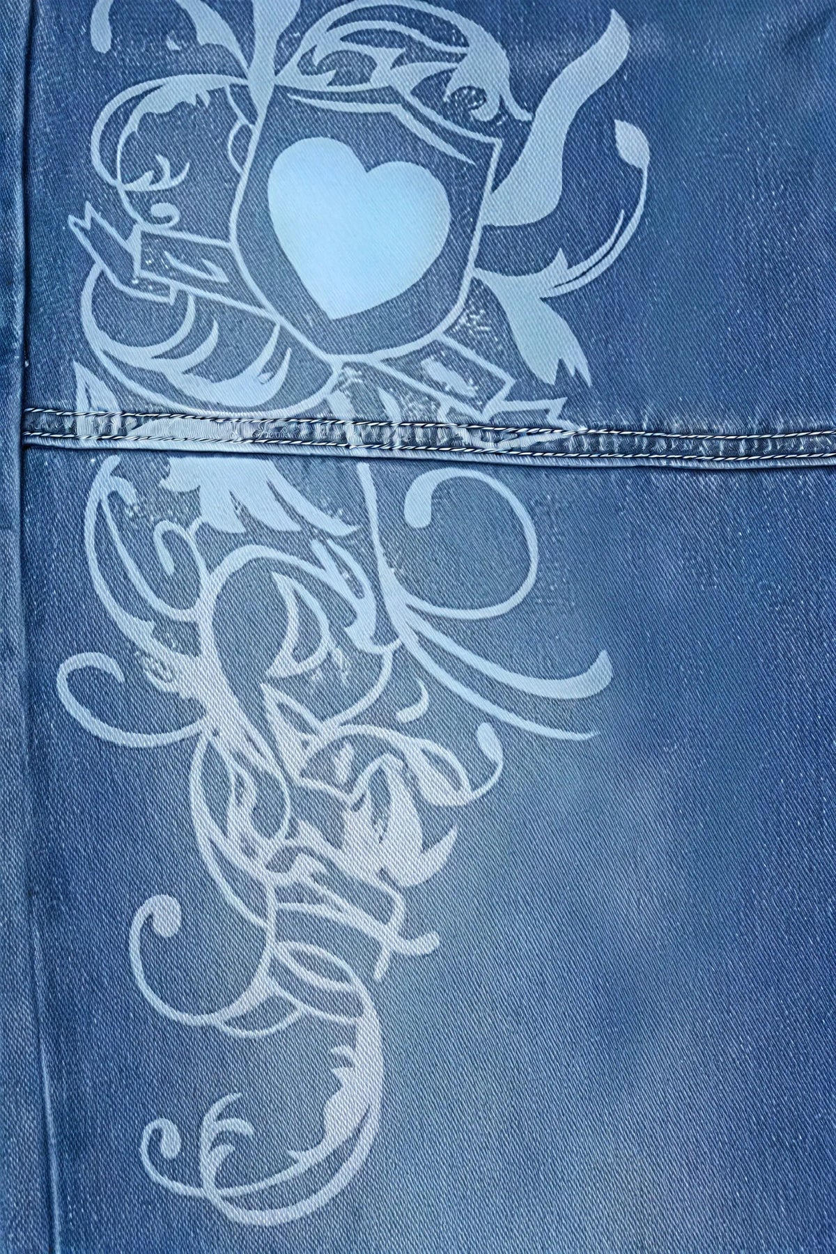 Baggy Jeans mit floralem Detail