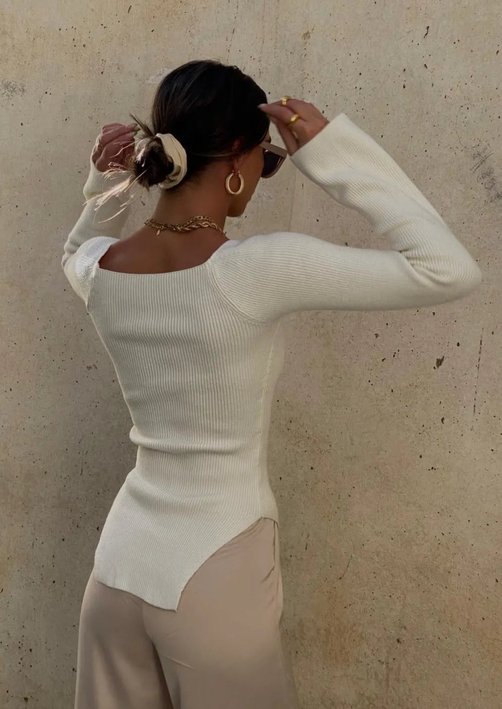 Figurbetontes Rippstrick-Top mit asymmetrischem Saum