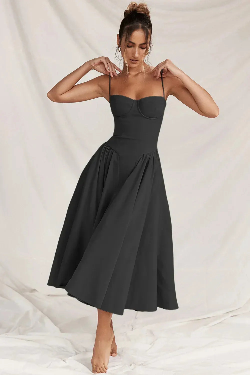 Midi-Kleid mit Spaghettiträgern & plissiertem Rock