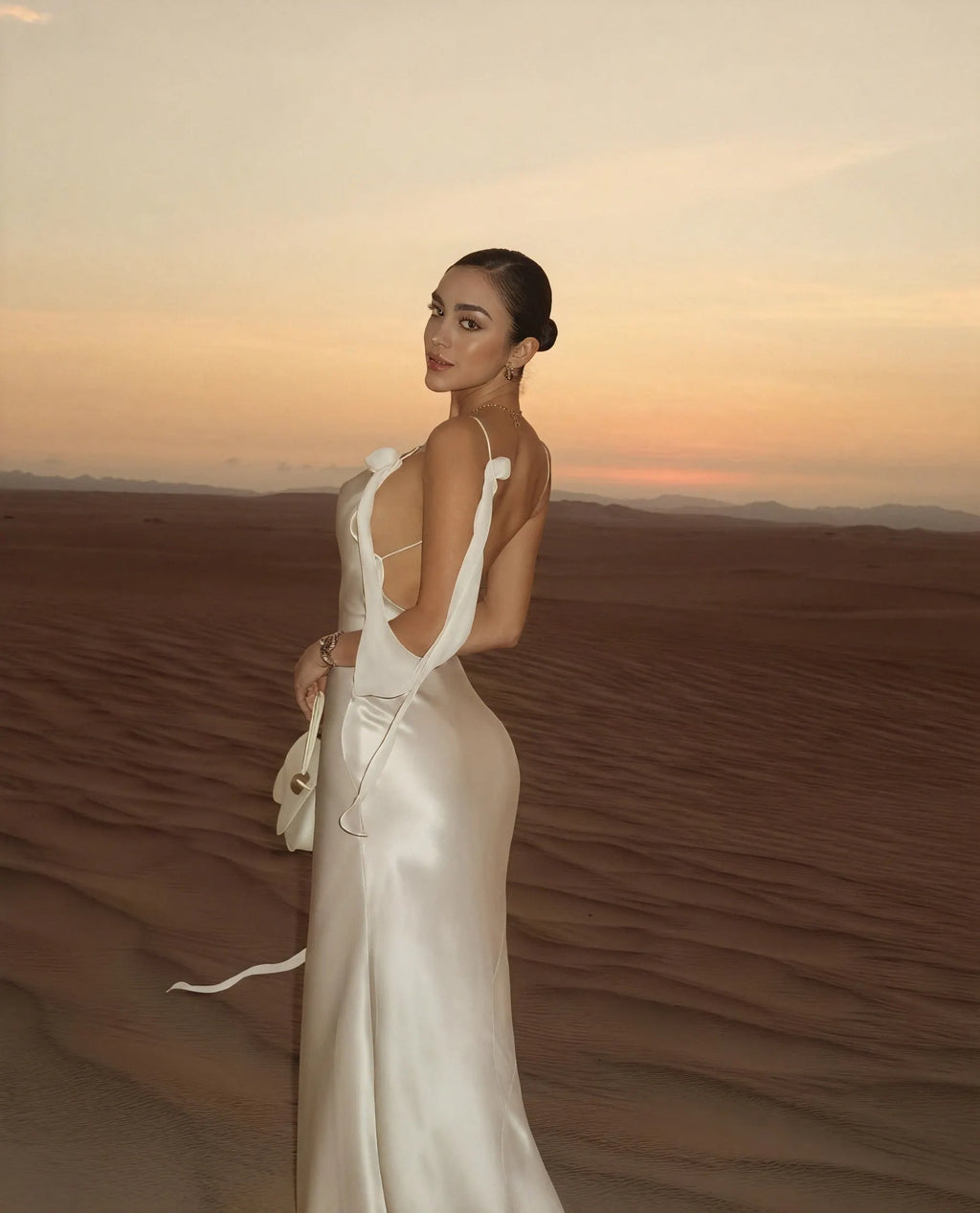 Satin Maxikleid – Wasserfallausschnitt, Spaghettiträger