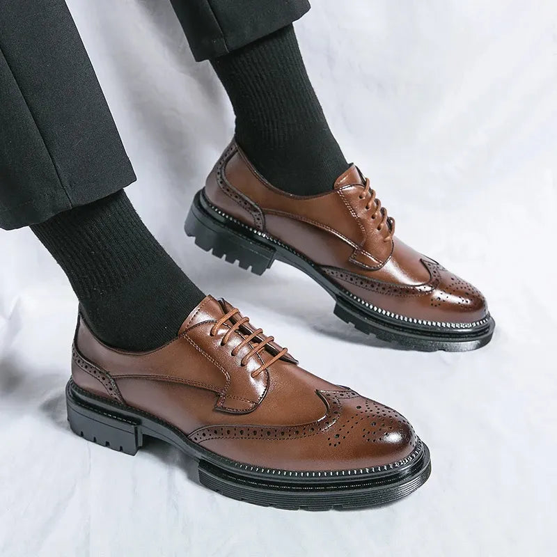Modische Herrenschuhe Mit Brogue Design Und Robuster Sohle