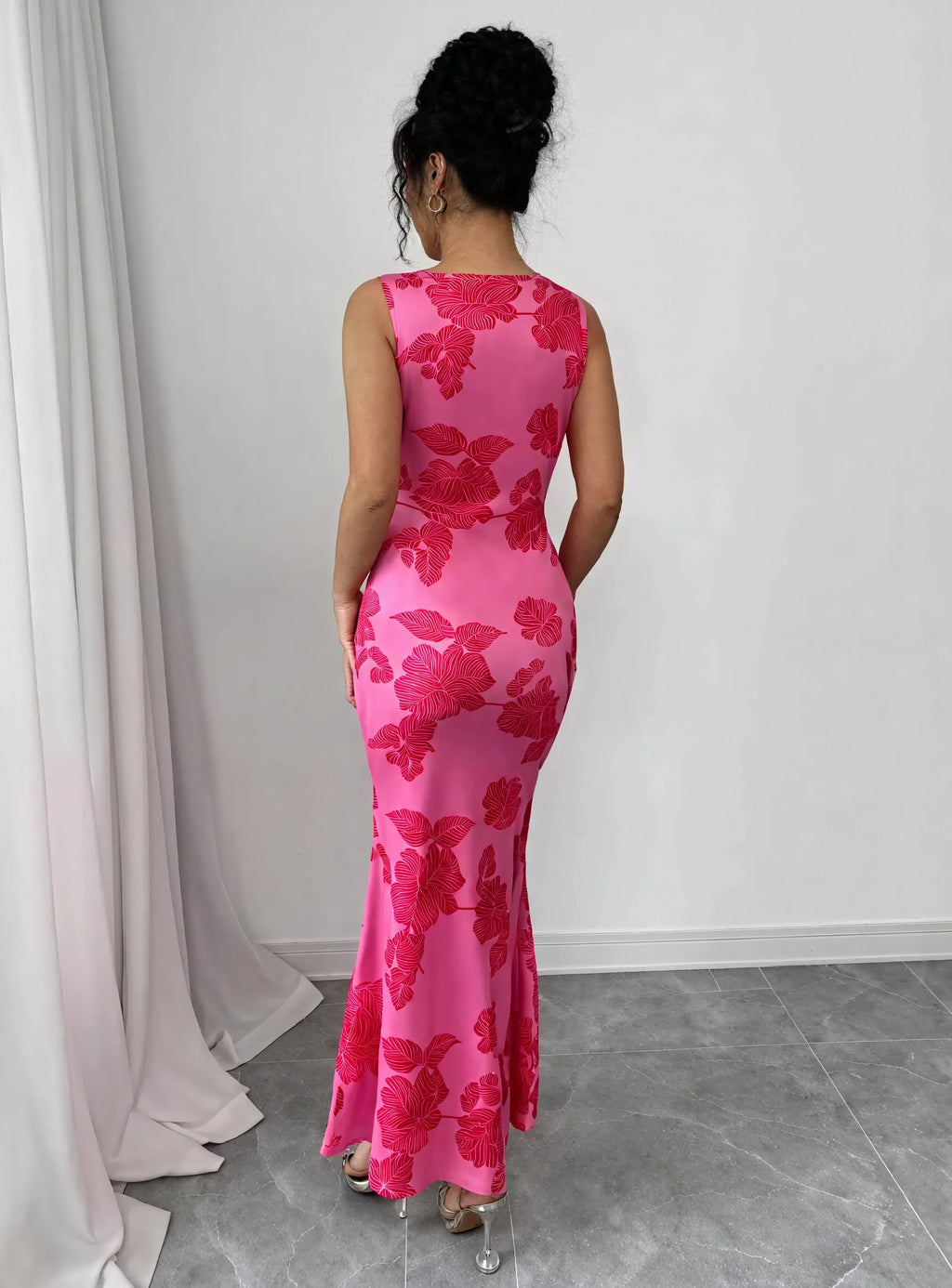 Anmutiges Kleid mit floralem Akzent
