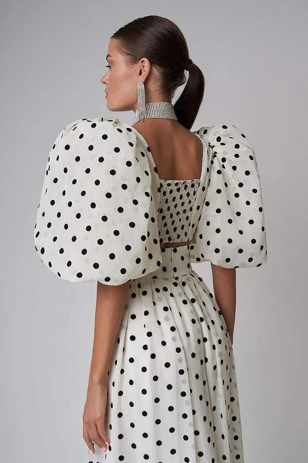 Sommerliches Punktmuster-Kleid mit Schlitz