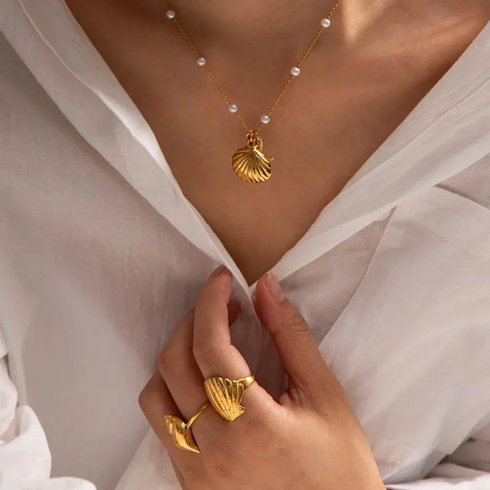 INGEVA | Goudkleurige Bedelketting Met Schelp En Parel – Natuurlijke Elegantie, Luxe, Tijdloos