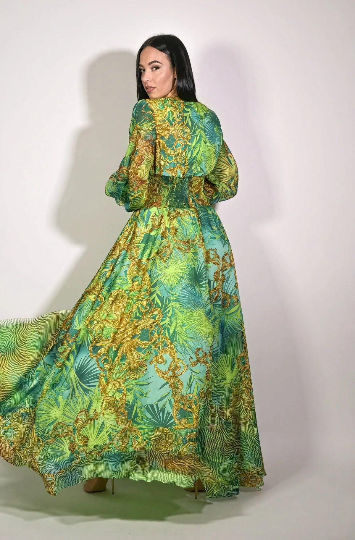 Fließendes Maxikleid mit abstraktem Muster