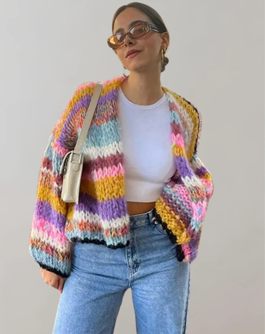 ÃœbergroÃŸe und bunte Strickjacke