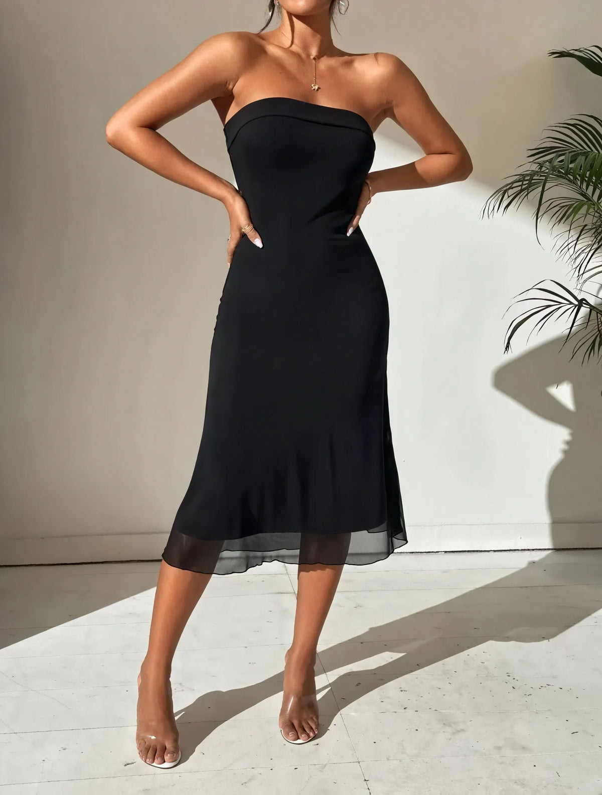 Elegantes Midi-Kleid mit schimmerndem Overlay