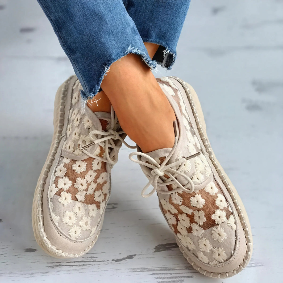 Florale Mesh-Sneakers mit zarter Stickerei