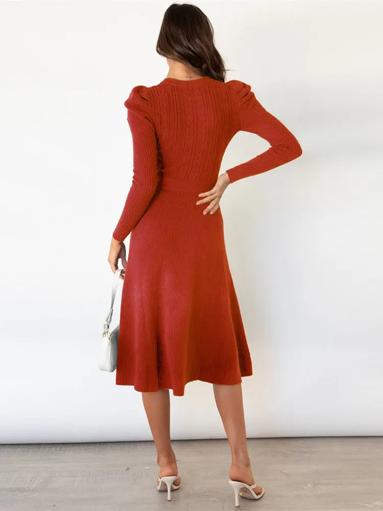 - Gestricktes Midikleid mit Rundhalsausschnitt