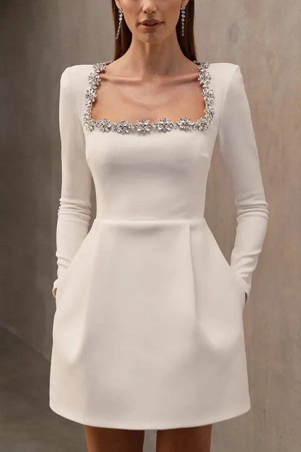 Elegantes Kleid mit Schmuckdetails