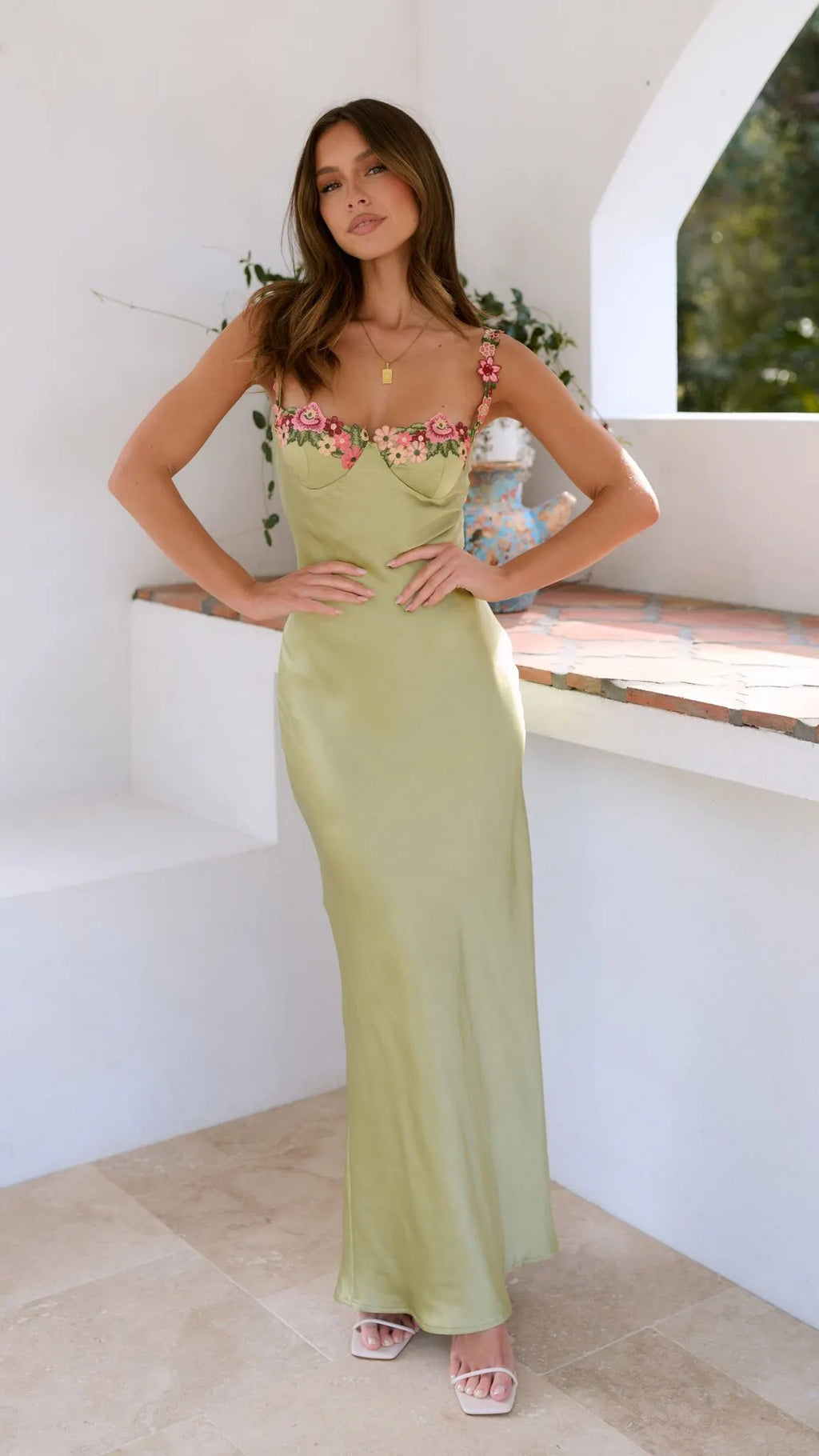 Anmutiges Kleid mit zarten Stickereien