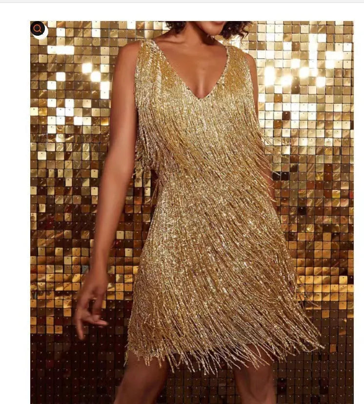 Modisches kurzes Damenkleid - Ausgabe 2024