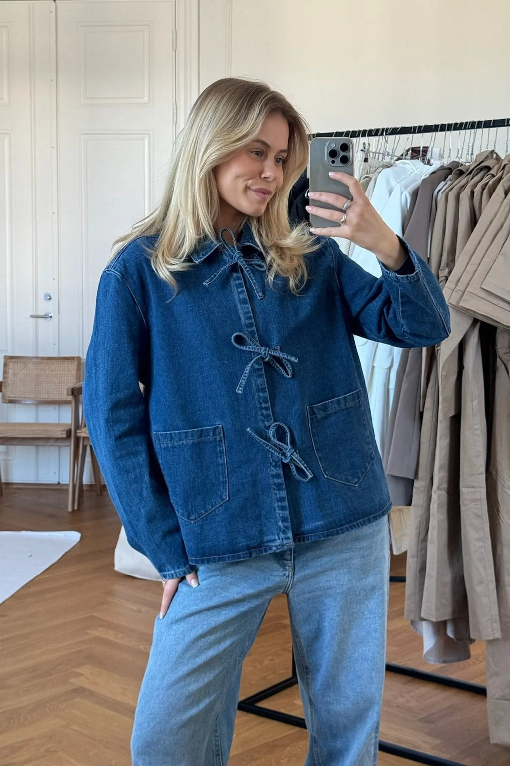 LUCY | Dames Denim Jack met Strikdetail en Zakken