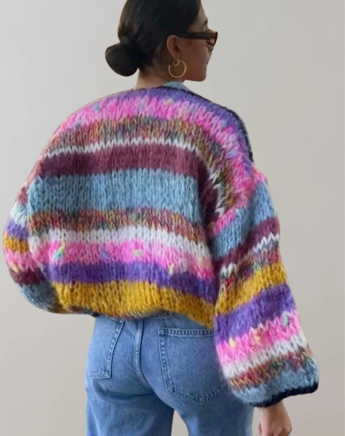 ÃœbergroÃŸe und bunte Strickjacke
