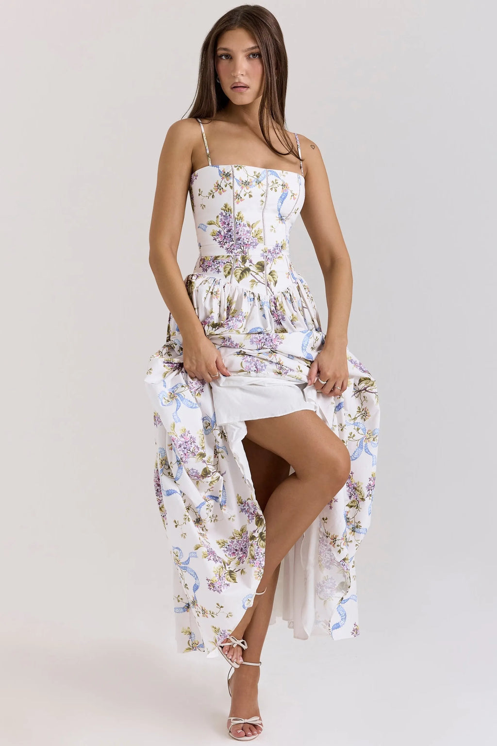 Romantisches Kleid mit floralem Muster und fließendem Rock
