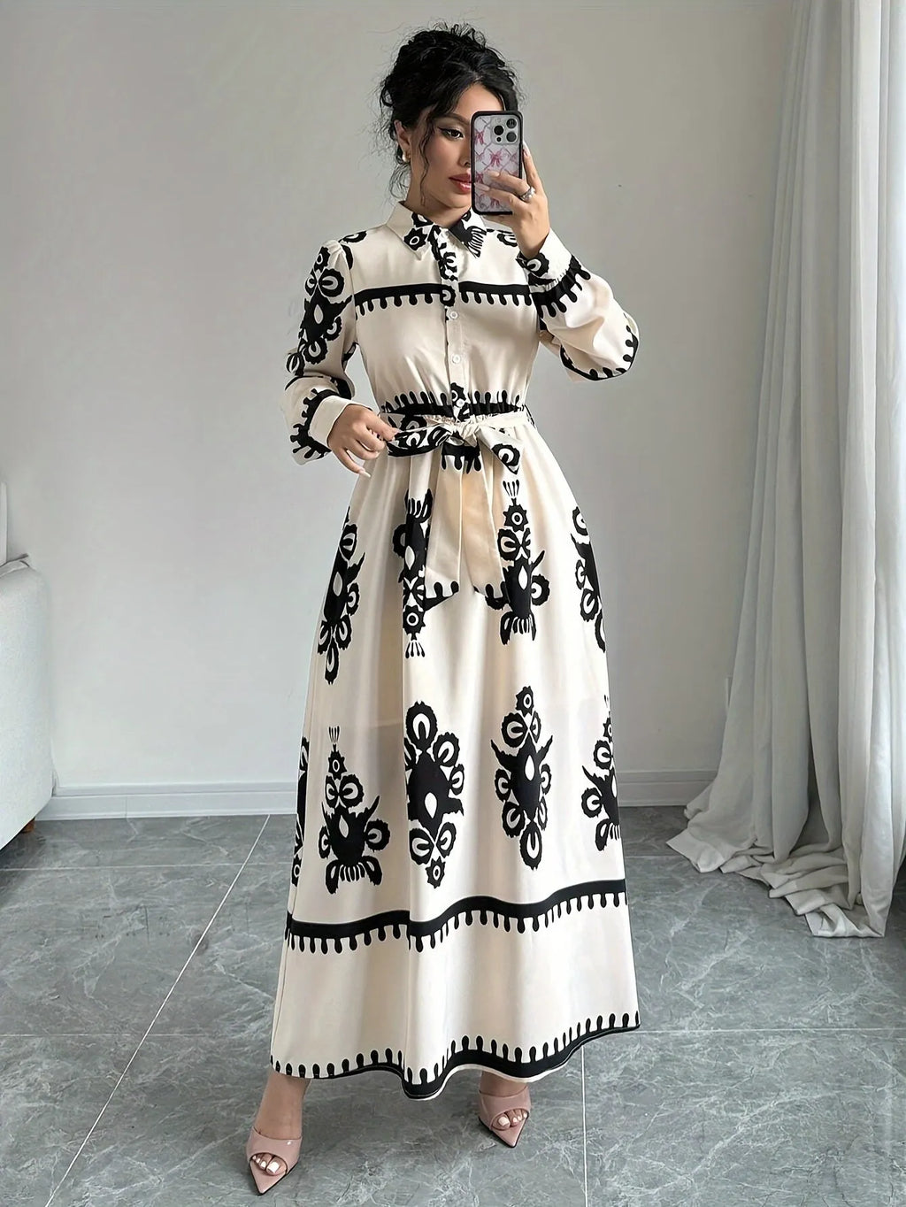 Gemustertes Langarm-Kleid mit Bindegürtel