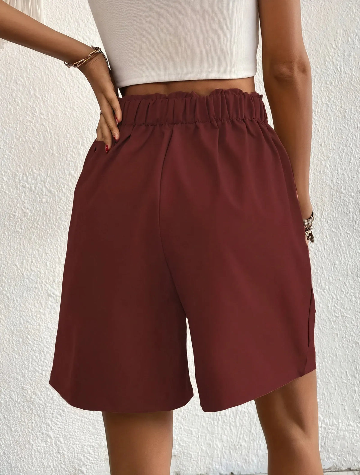 Taillenhohe Shorts mit weitem Bein