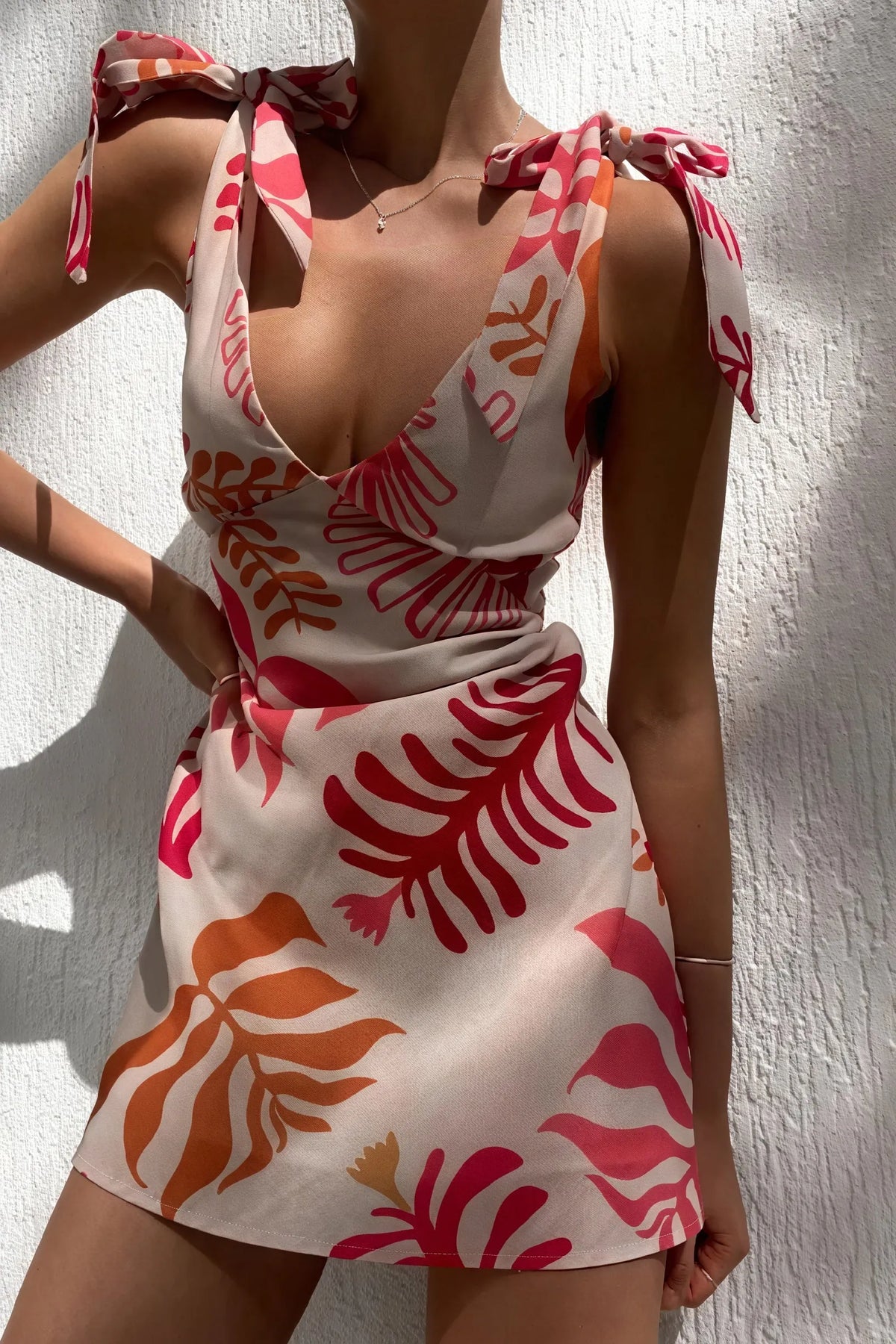 Ärmelloses Kleid mit Bindeträgern und Unikat-Print