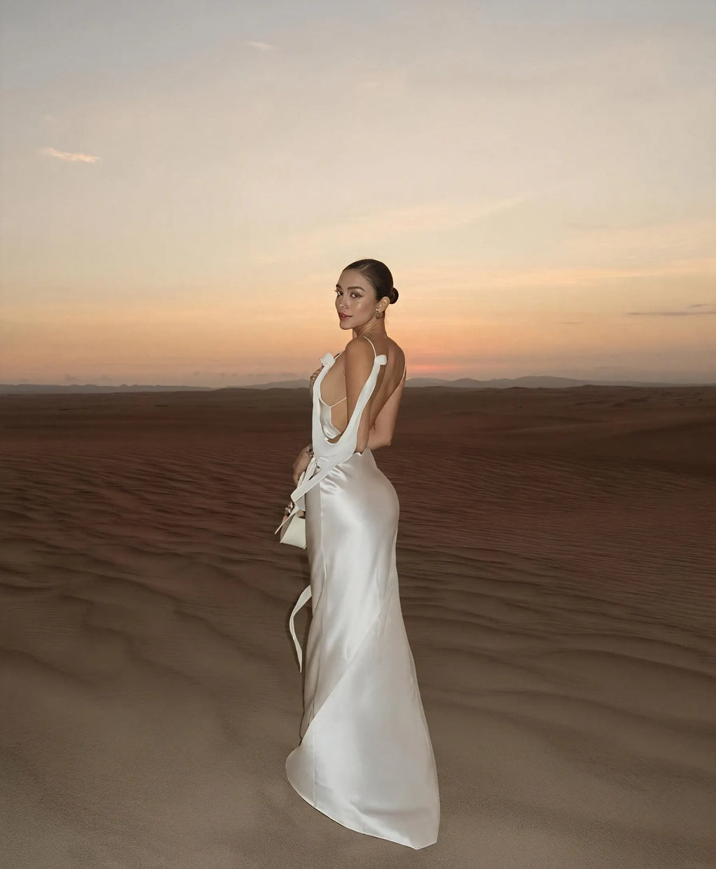 Satin Maxikleid – Wasserfallausschnitt, Spaghettiträger
