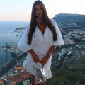 Mini-Kleid mit Rüschen und V-Ausschnitt