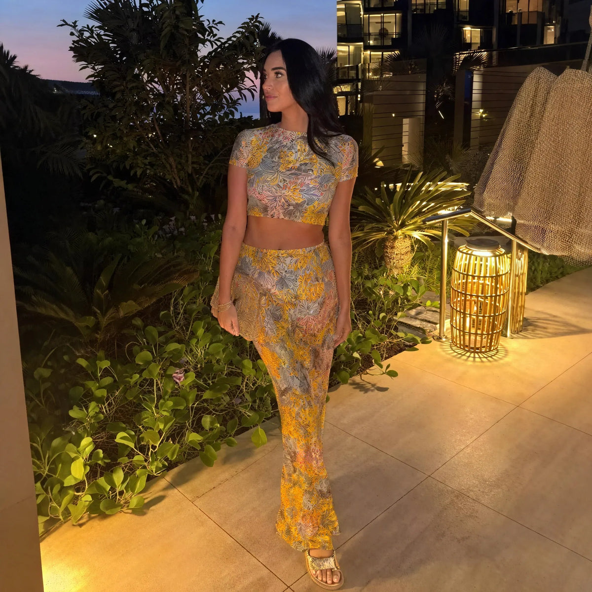 Blumiges Zweiteiler Set – Crop Top & Maxi Rock