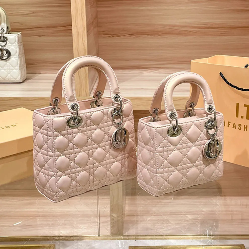 Elegante Quilted Handtasche mit Charm-Detail
