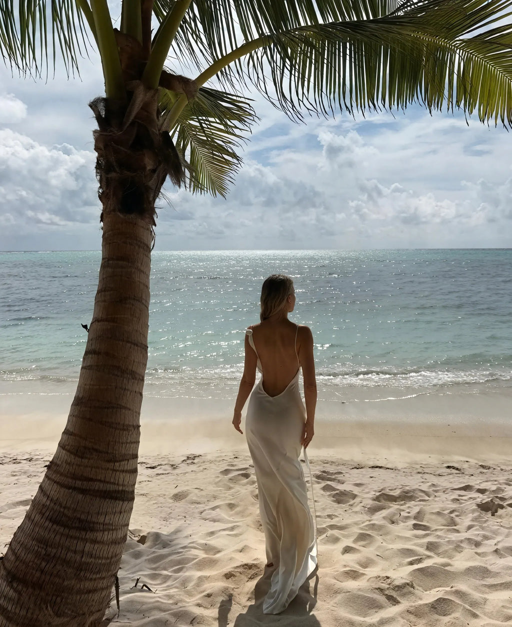 Satin Maxikleid – Wasserfallausschnitt, Spaghettiträger