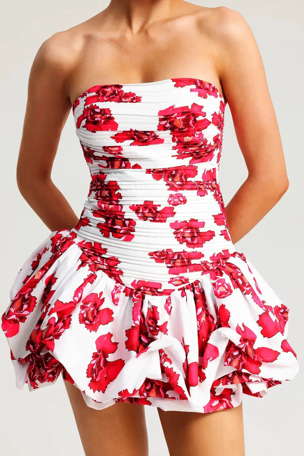 Trägerloses Blumenkleid – Strukturiertes Oberteil mit Volantrock
