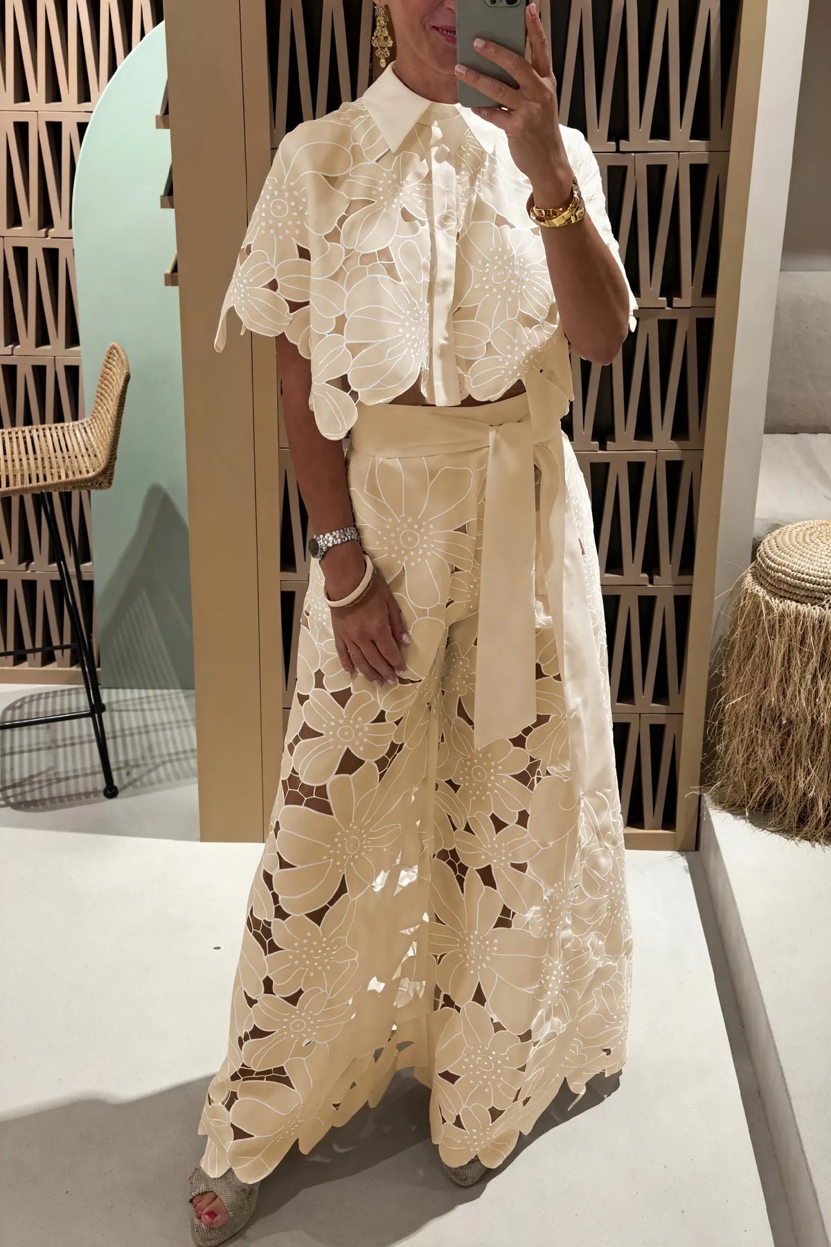 Sommerliches Ensemble mit floralem Cut-Out-Design