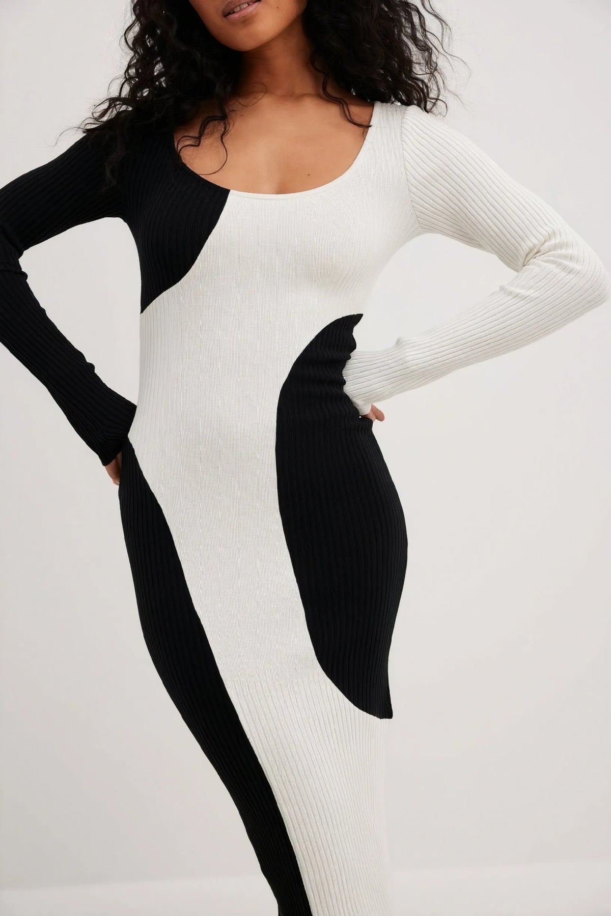 Asymmetrisches Strick-Midikleid