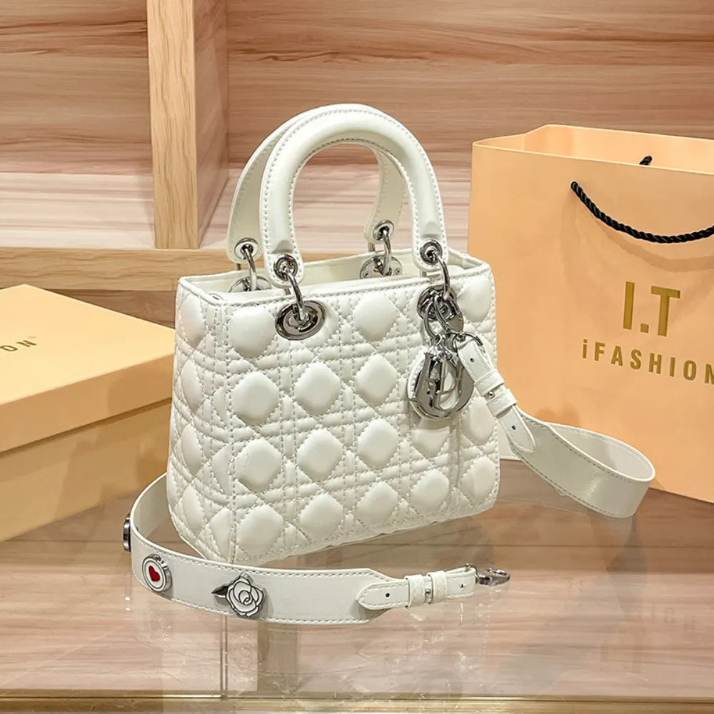 Elegante Quilted Handtasche mit Charm-Detail